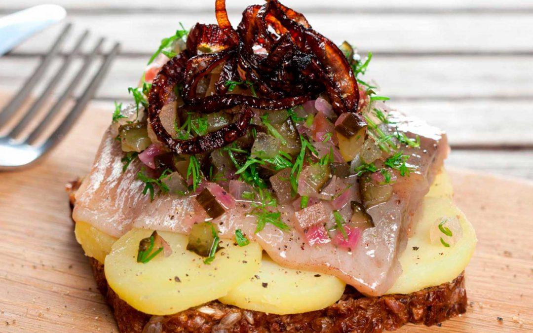 Kartoffelmad med kryddersild og agurkechutney